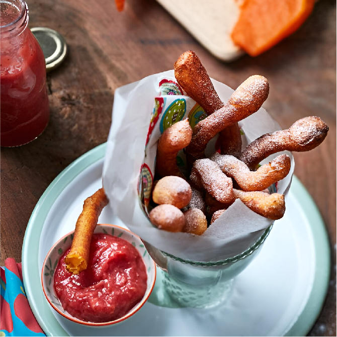 Read more about the article Churros caseros de calabaza con salsa de manzana y fresa
