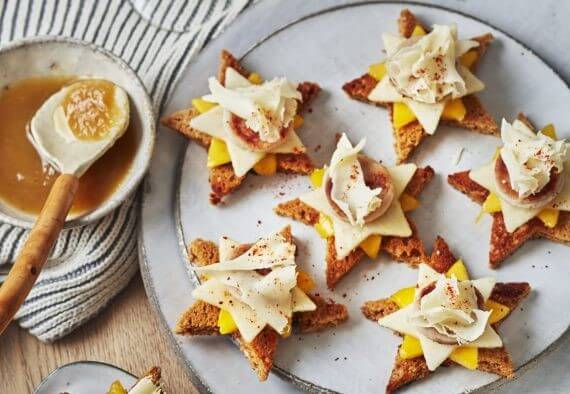 Read more about the article Bocaditos de pan, con chorizo criollo y manzanas europeas