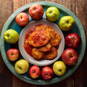 Tostones de Plátano con Salsa de Manzana y Tomate