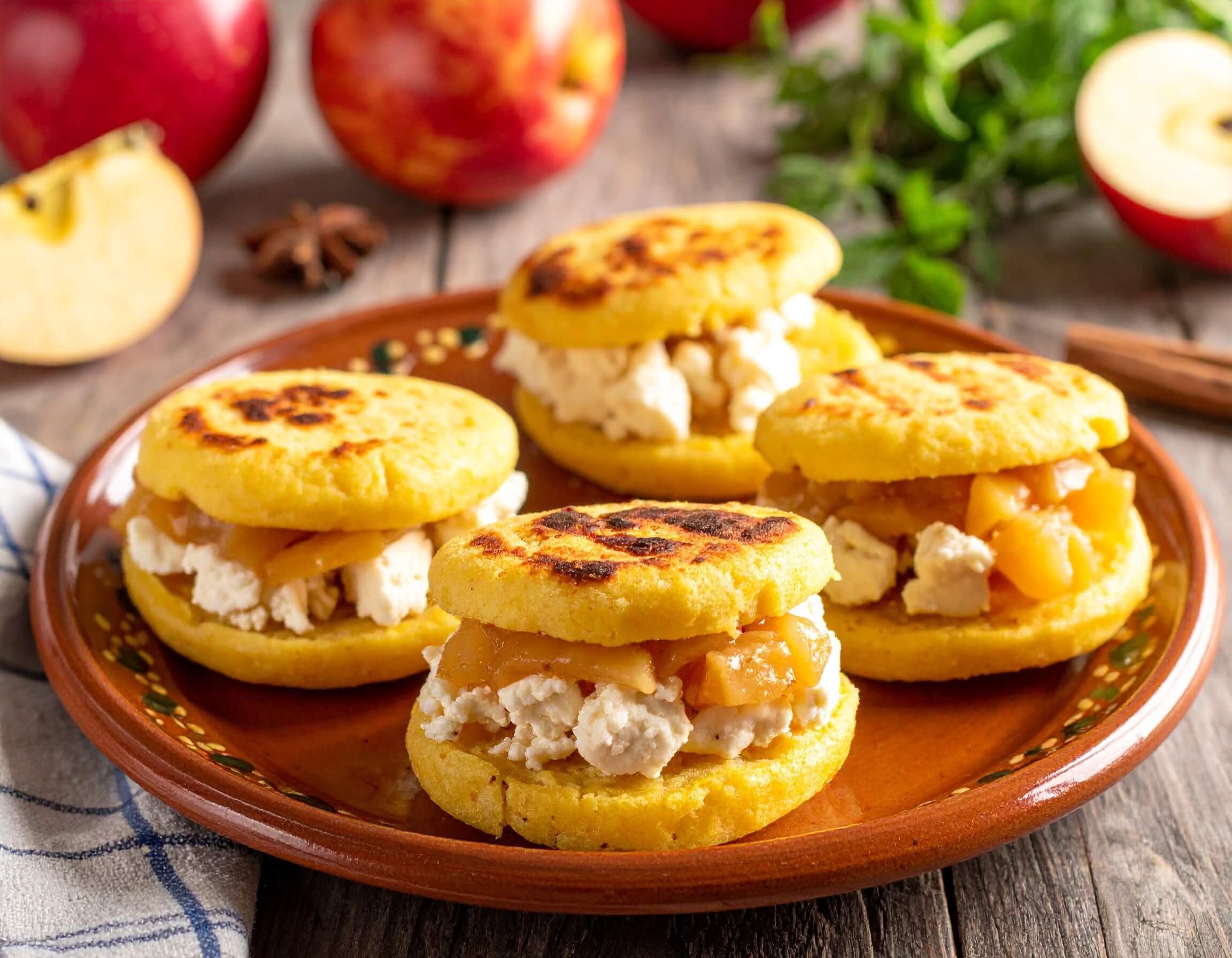 Read more about the article Arepas Santandereanas con Compota de Manzana y Queso