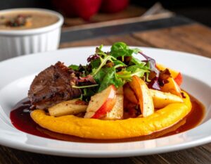 Ensalada Tibia de Manzana, Lomo de Cerdo y Puré de Arracacha